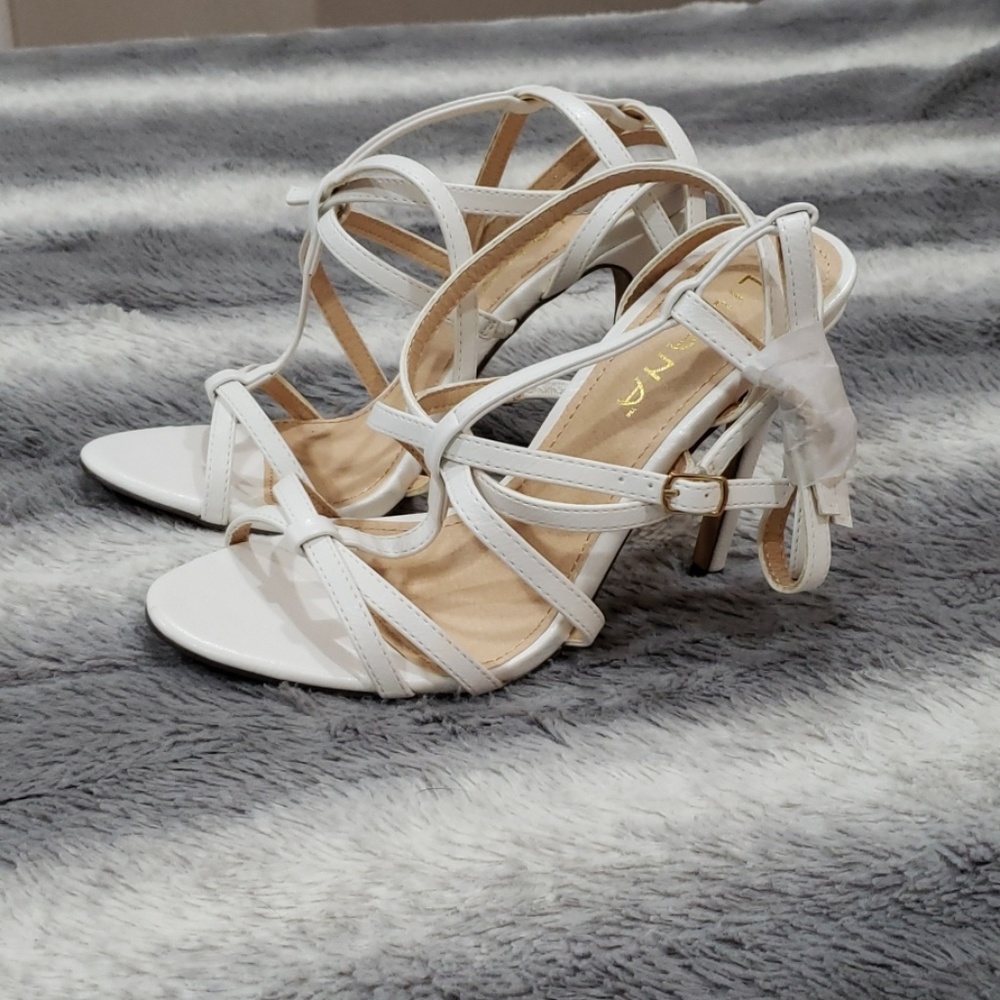 NWOT Liliana White Heels